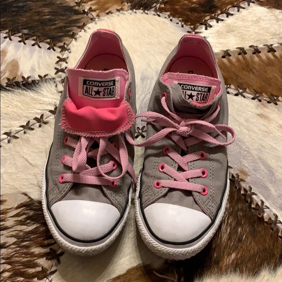 grey and pink converse all star